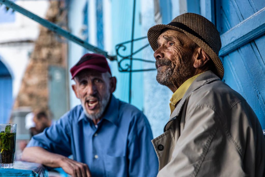 Anziani che parlano Chefchaouen