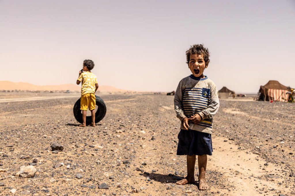 Bambini che giocano scalzi