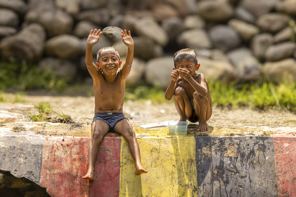 I bambini sul fiume