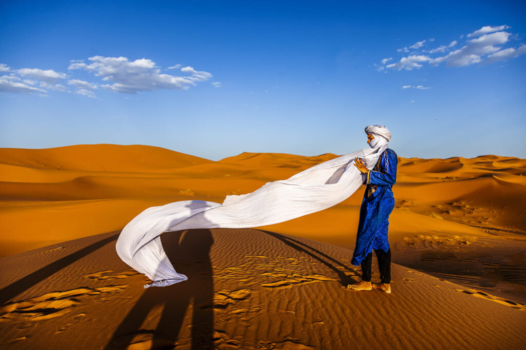 Il cammelliere nelle dune