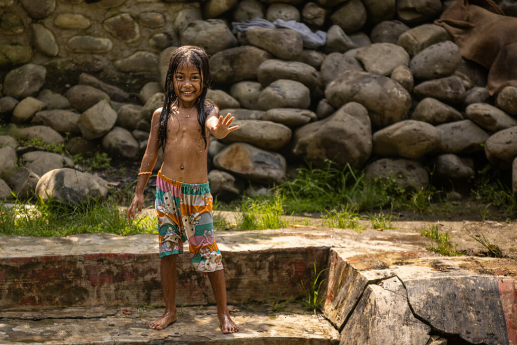 bambini di sumatra che giocano