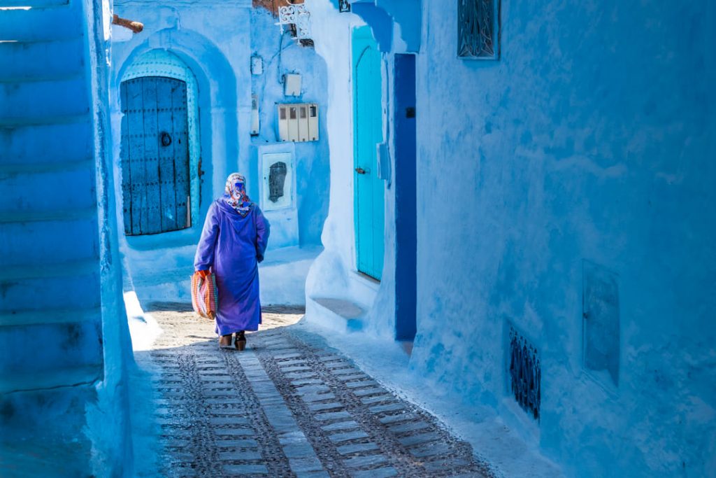 Signora con la spesa a Chefchaouen