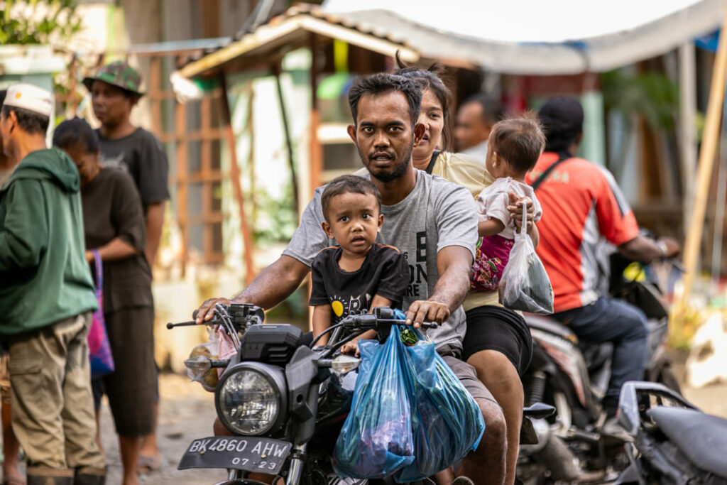 famiglia su motorini a sumatra