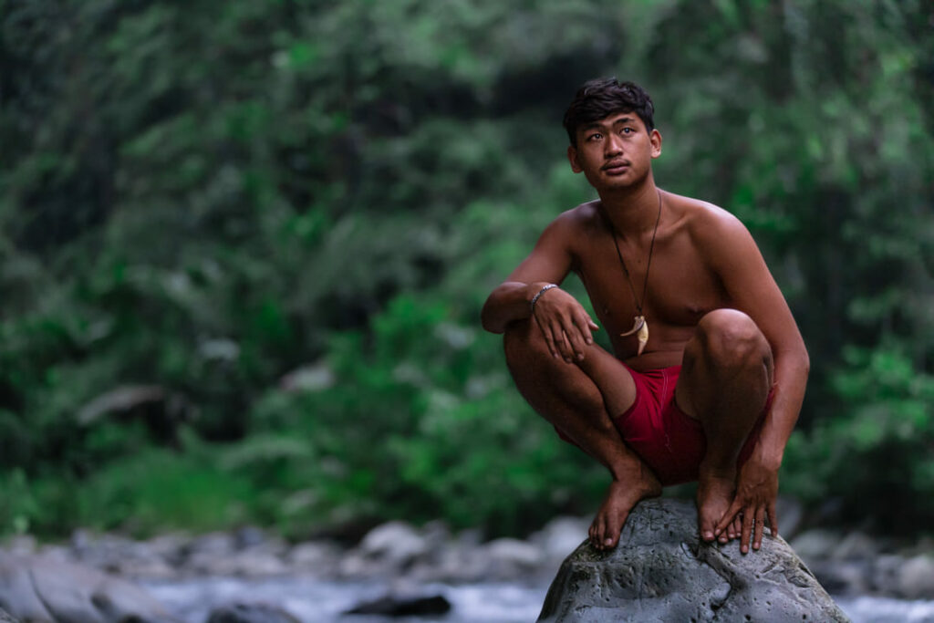 ragazzo di sumatra su roccia