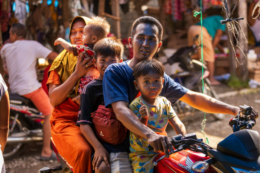 famiglia su motorini a sumatra