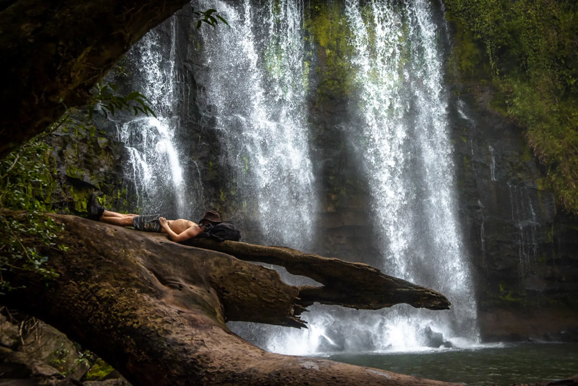 Daniele Dellosa che riposa sotto una cascata